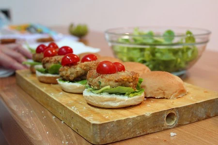 Adiós, hamburguesa de tofu: Francia prohíbe usar términos cárnicos para designar productos vegetales