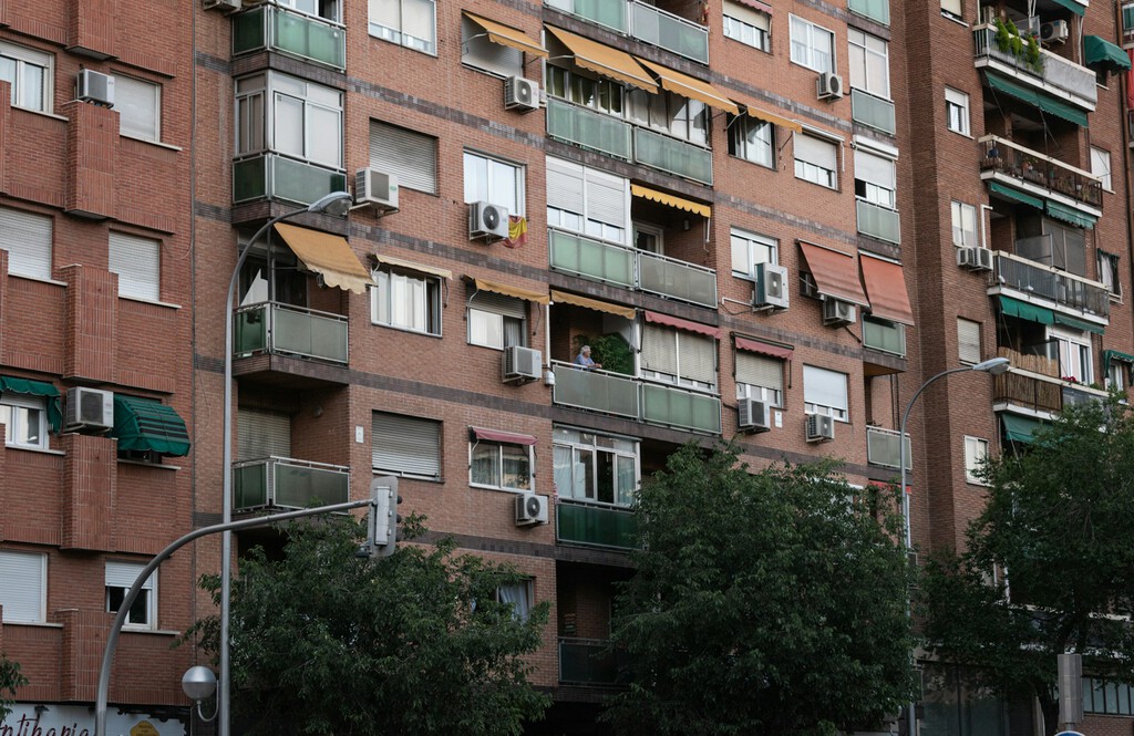 Mi vecino ha desoído las normas de la comunidad y ha puesto un toldo de distinto color. Le puede caer un multazo