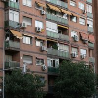 Mi vecino ha desoído los estatutos de la comunidad y ha puesto un toldo de distinto color. Le puede caer un multazo