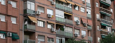 No sabía qué puede pasar si pones un toldo de diferente color desoyendo los estatutos de la comunidad. Te puede caer un multazo