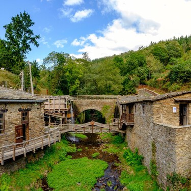 La ruta de pueblos y cascadas de Asturias que conduce a unos molinos de agua antiguos perfectamente conservados
