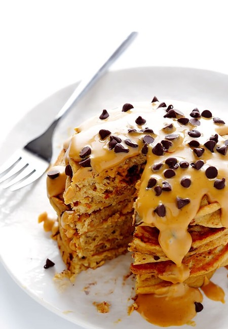 Hot cakes de chispas de chocolate con mantequilla de maní. Receta fácil