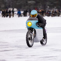 Esta moto eléctrica va directa al libro Guinness: ha batido tres récords de velocidad sobre hielo de un plumazo