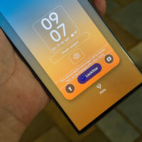El reloj de tu Samsung no tiene que quedarse arriba en la pantalla de bloqueo: así puedes moverlo a cualquier parte 