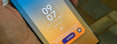 El reloj de tu Samsung no tiene que quedarse arriba en la pantalla de bloqueo: así puedes moverlo a cualquier parte 