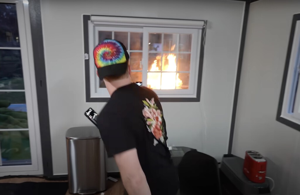 Este youtuber compra en Amazon una casa y al montarla se encuentra con un grave problema por no leer la letra pequeña 