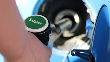 Así ha subido el precio de la gasolina durante 2017 mientras la OPEP y Rusia ahogan la producción