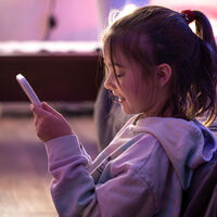 Los chatbots de IA simulan relaciones reales con los usuarios. Algo muy peligroso para niños y adolescentes