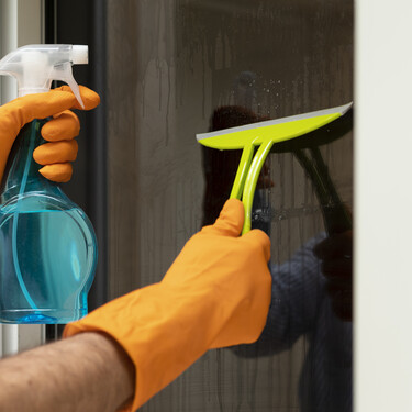 Mido 1,60 y necesito esta mopa de Ikea para limpiar fácilmente ventanas y techos sin subirme a una escalera