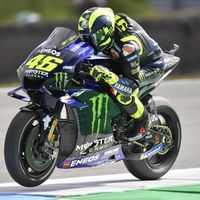El suplicio de Valentino Rossi: sumó su tercera caída seguida el día que Yamaha salió de la crisis