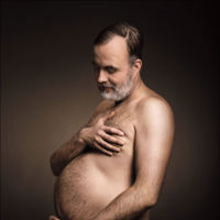 Una ocurrente publicidad muestra a hombres "embarazados" de barriga cervecera