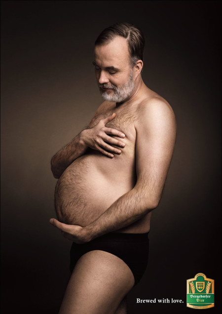 Una ocurrente publicidad muestra a hombres "embarazados" de barriga cervecera