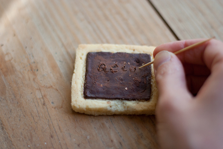 escribir en galleta chocolate