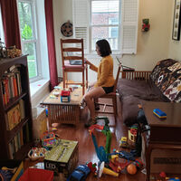 Una madre científica muestra el detrás de cámara durante una videollamada: la realidad del teletrabajo con hijos