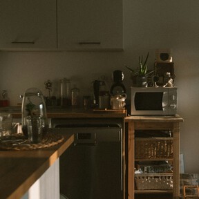 Lidl agotará esta estantería con luz: la mejora que toda cocina pequeña y oscura necesita por menos de 10 euros