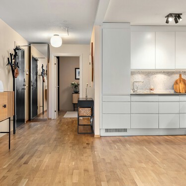 No es de Ikea, aunque lo parezca: el conjunto de comedor perfecto para dar un toque moderno a cocinas pequeñas o diáfanas 