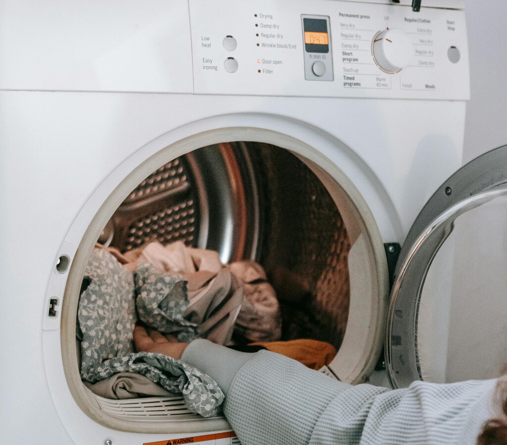 Ni el detergente y el suavizante: este es el truco para que la ropa salga de la lavadora oliendo siempre a limpio
