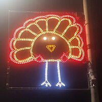 Una pequeña ciudad de Escocia crea los diseños de sus luces navideñas basándose en dibujos hechos por los niños