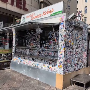Este puesto cutre de kebab era una de las atracciones turísticas más famosas de Berlín, pero ha tenido que mudarse