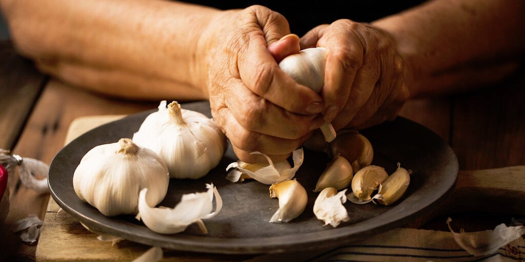 Cómo picar ajo para darle sabor a cualquier plato y las diferentes maneras de hacerlo en la cocina