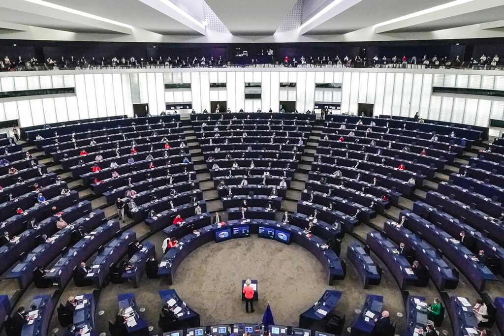 Europa abraza la Inteligencia Artificial: así es el pionero acuerdo que explotará (y limitará) sus posibilidades