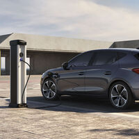 El SEAT León e-HYBRID es el primer coche híbrido enchufable de SEAT y ya admite pedidos, desde 34.080 euros
