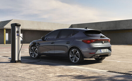 El SEAT León e-HYBRID es el primer coche híbrido enchufable de SEAT y ya admite pedidos, desde 34.080 euros