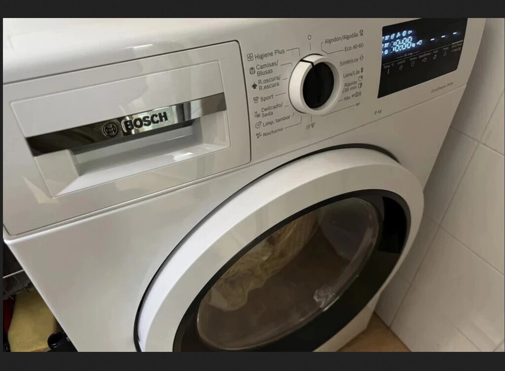 Que tu lavadora pierda agua puede causarte más de un disgusto con los vecinos: estas son las causas más frecuentes y cómo evitarlo 