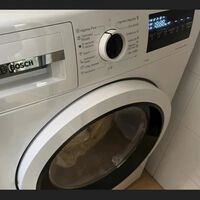 Que tu lavadora pierda agua puede causarte más de un disgusto con los vecinos: estas son las causas más frecuentes y cómo evitarlo 