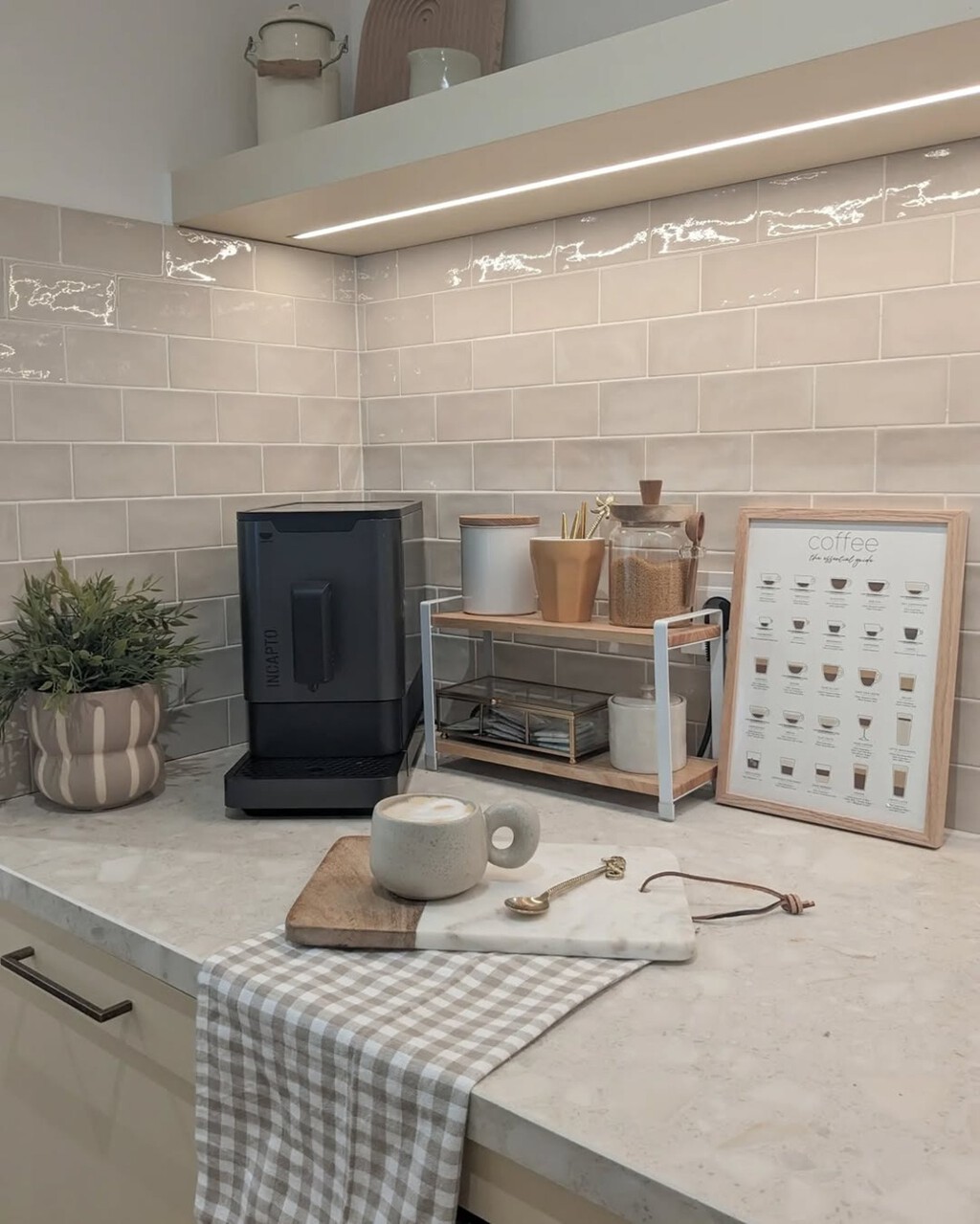 Estos son los siete usos del papel de horno que probablemente no conocías: sirve para planchar la ropa y limpiar la cal del baño, según una experta 