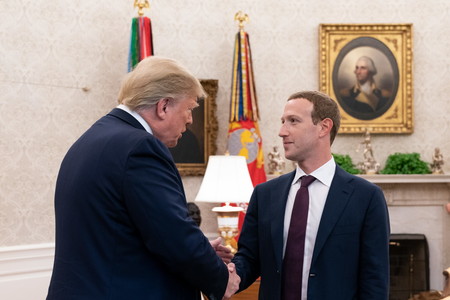 Facebook cambia su estrategia con mensajes de políticos, y finalmente también los etiquetará si violan sus normas