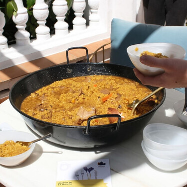 Los cordobeses convierten el día de San Rafael en una gran fiesta del perol al aire libre, el guiso de arroz que se come de pie y a cucharadas 