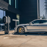 Un tren cargado con 60 Porsche Taycan descarriló hace meses. Sus baterías todavía se venden en Internet por 4.700 euros