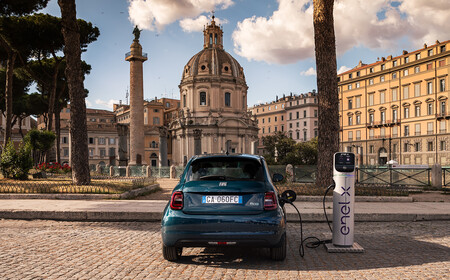 Fiat premia con criptomonedas a los propietarios de su coche eléctrico Fiat 500e: solo tendrán que conducirlo