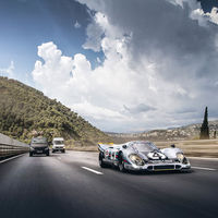 ¿Qué es eso que te está adelantando? ¡Un Porsche 917K de Le Mans matriculado!