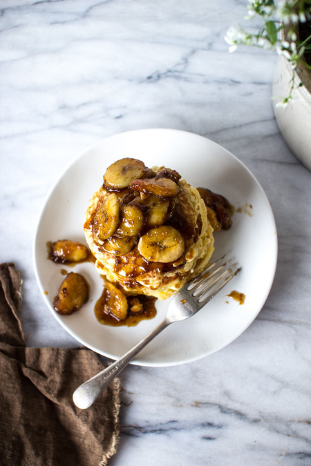 Hot cakes con plátanos caramelizados. Receta fácil para el desayuno