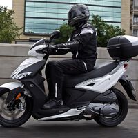 La DGT se pone muy seria con los motoristas: un curso para llevar motos de 125 cc, casco cerrado, guantes y otras medidas que serán obligatorias