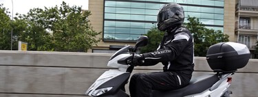 La DGT se pone muy seria con los motoristas: un curso para llevar motos de 125 cc, casco cerrado, guantes y otras medidas que serán obligatorias