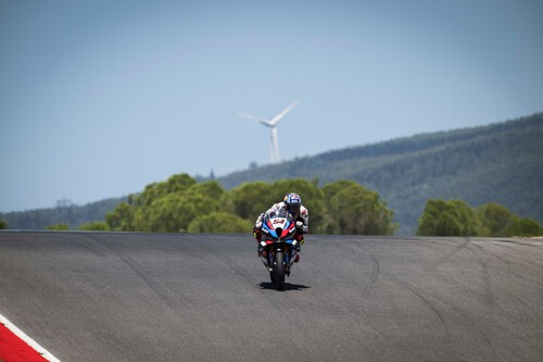 Toprak Razgatlioglu ya es el piloto con más victorias seguidas en Superbikes y Álvaro Bautista remonta hasta el podio 