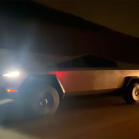 Elon Musk 'estrena' la inmensa pick-up Tesla Cybertruck llevándose un poste de señalización por delante