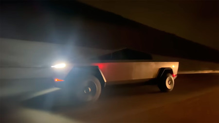 Elon Musk 'estrena' la inmensa pick-up Tesla Cybertruck llevándose un poste de señalización por delante