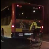 Biciclitero a rebufo de un autobús, días antes de que le pase algo gordo