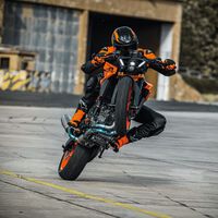 La pasional KTM 990 Duke mejora en todo, aunque es más cara: la naked austriaca ya tiene precio en España