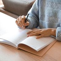 Cada día por la mañana escribo una de estas frases a mano para mejorar mi autoestima, salud mental y ser más feliz