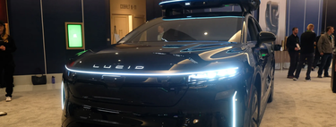 Será o fim dos motoristas de app? Na CES 2026, Uber revela novo carro autônomo de luxo feito com a Lucid 