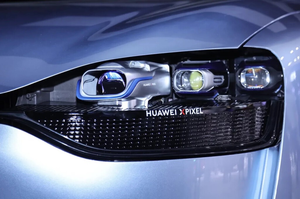 Huawei ha metido un proyector de cine en los faros del coche. Podrás tener una pantalla de 100" en el garaje de casa 