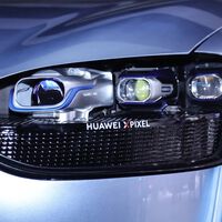 Huawei ha metido un proyector de cine en los faros del coche. Podrás tener una pantalla de 100" en el garaje de casa 