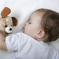 Anya, la bebé que duerme durante días a causa de una extraña enfermedad