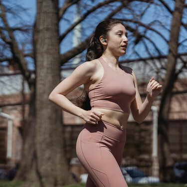 Pasó de hacer cardio todo el día a entrenar fuerza y descansar. El cambio físico de Christine al comenzar a entrenar de forma eficaz 