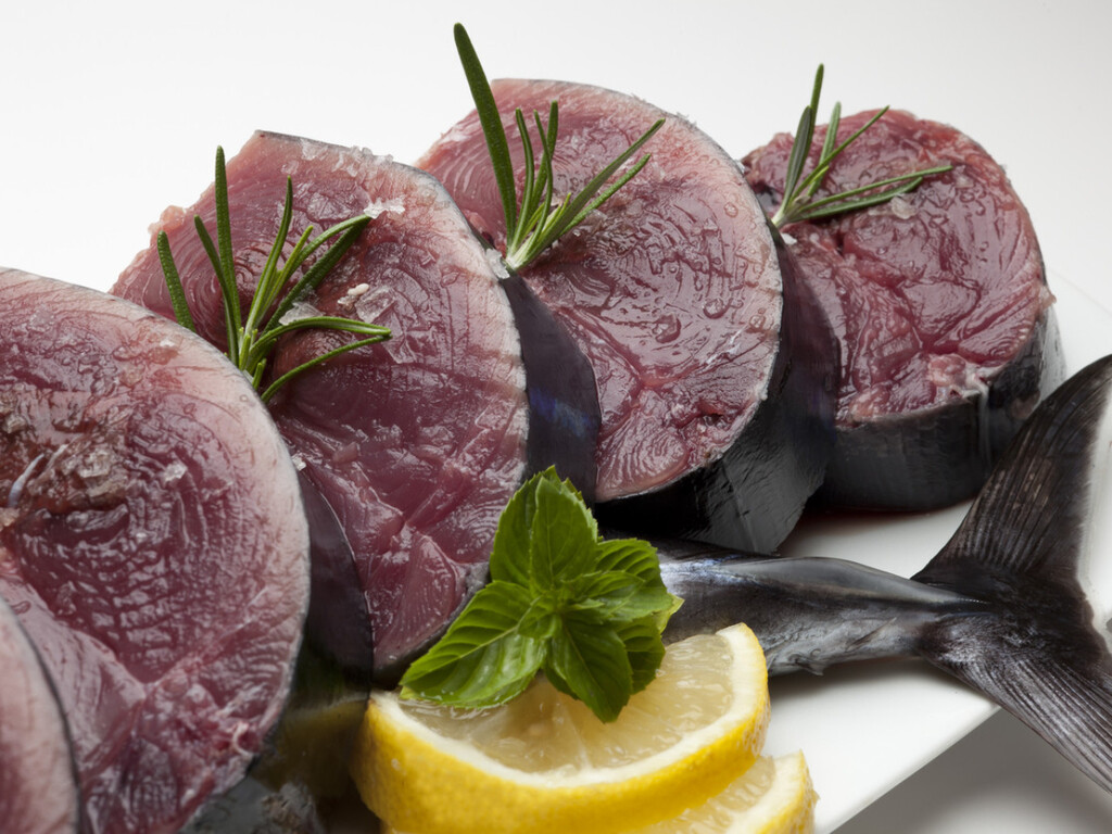 Con más proteínas, más barato y de temporada: así es el pescado español con el que sustituir al salmón